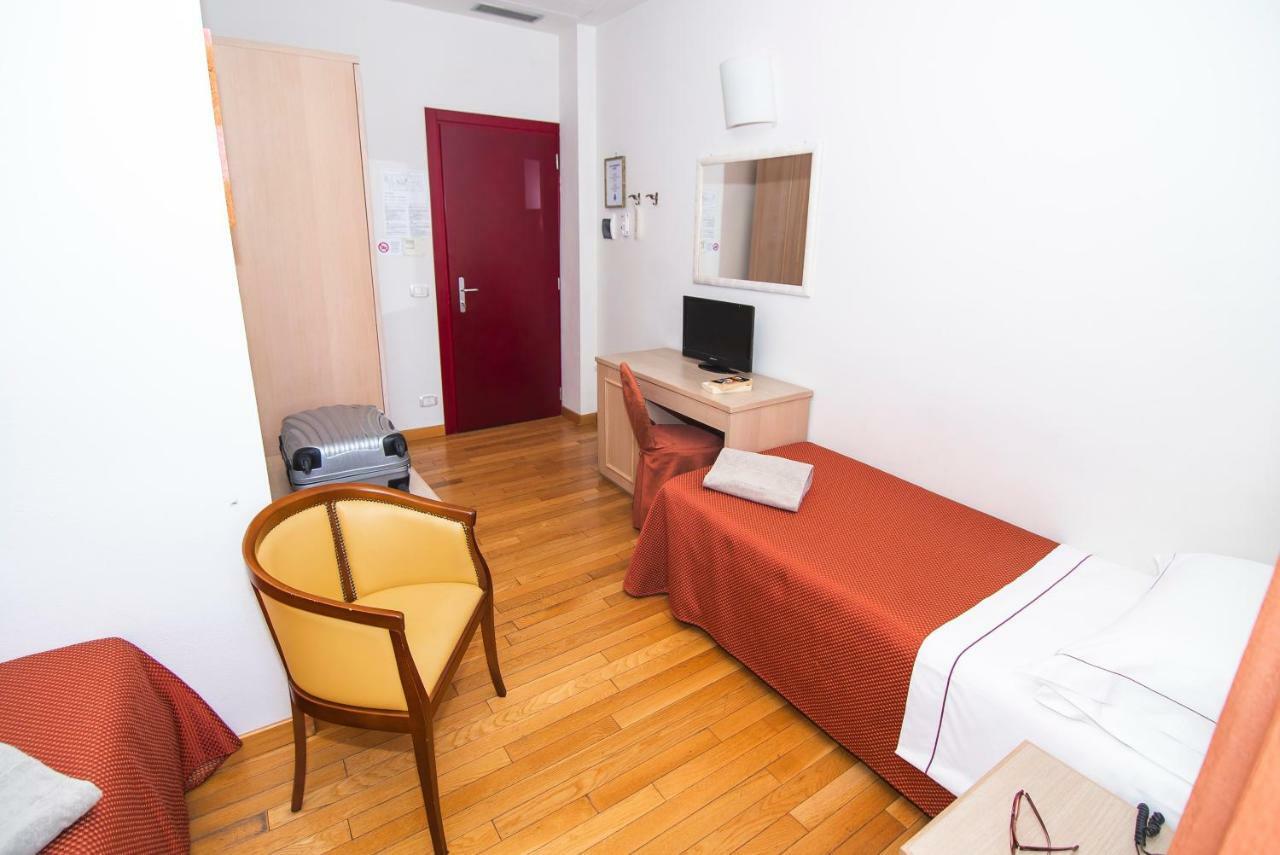 Hotel La Colonna Сиена Экстерьер фото
